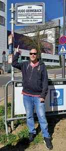 Picture of Lavie Tidhar pointing at a sign